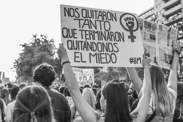 Lidé Nesoucí Známky Protestující Během Dne Žen Santiagu Chile Město — Stock fotografie