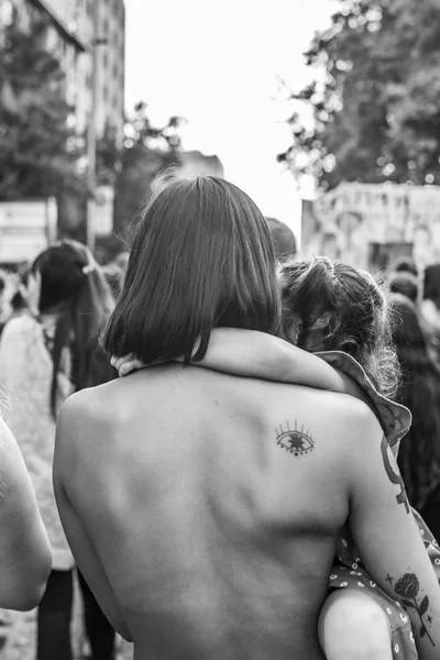 Manifestante Cargando Hijo Durante Día Mujer Santiago Chile Ciudad Santiago —  Fotos de Stock