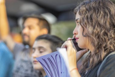 Santiago de Chile şehrinde kadın gün gösteriler sırasında kadın yüz portre: Santiago ülke: Şili 8 Mart 2019
