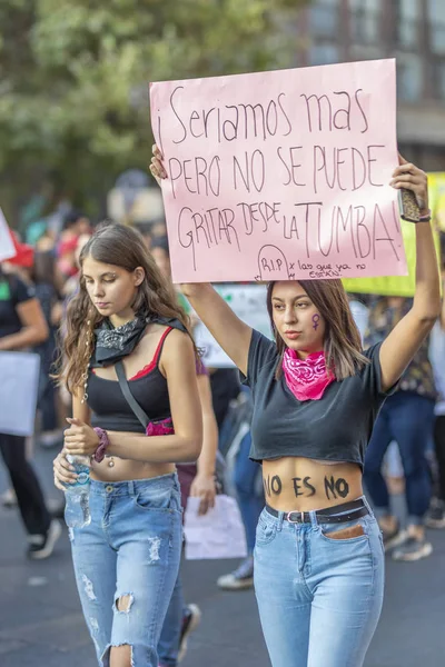 女性の日サンティアゴ チレで の間に抗議の印を運ぶ人々 Santiagocountry チリの日 2019 — ストック写真