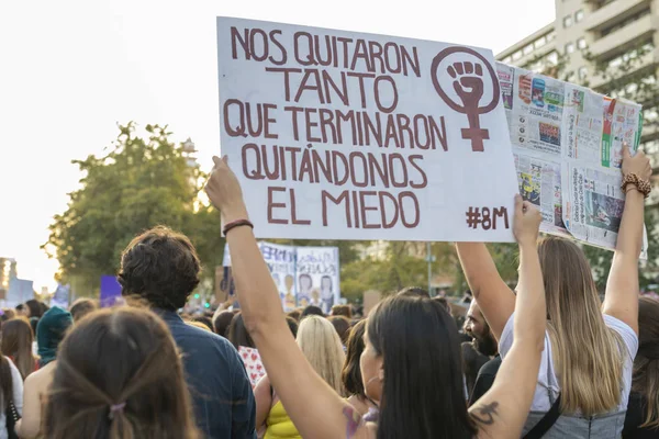 Pessoas Portadoras Sinais Protesto Durante Dia Mulher Santiago Chile Cidade — Fotografia de Stock