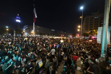 Şehir: Santiago Ülke: Şili 8 Mart 2019 Uluslararası Kadınlar Günü 8 Mart. Santiago de Chile caddelerindeki gösteri sırasında boyalı insanlar protesto işaretleri taşıyorlar.