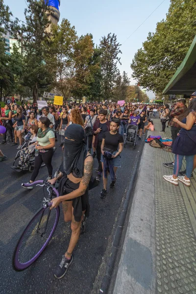 Şehir: Santiago Ülke: Şili 8 Mart 2019 Uluslararası Kadınlar Günü 8 Mart. Santiago de Chile caddelerindeki gösteri sırasında boyalı insanlar protesto işaretleri taşıyorlar.