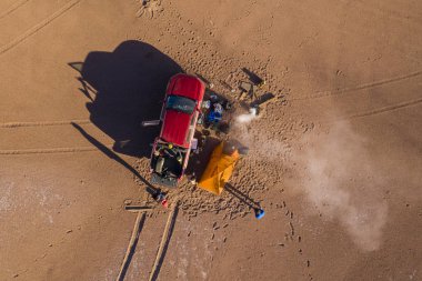 Atacama Çölü 'ndeki hava manzaralı kamp alanı dünyanın en kurak çölünde 4x4' lük kamyonu ve kamp alanına monte edilmiş bir çadırla muhteşem bir yol gezisi. Dehşet manzarası