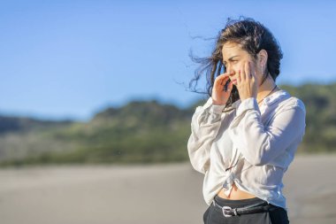 Güzel genç kız kumsalda yürüyor