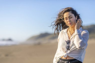 Güzel genç kız kumsalda yürüyor