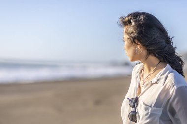 Güzel genç kız kumsalda yürüyor