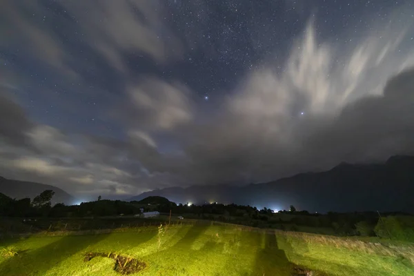 Malowniczy Widok Zielone Wzgórze Światłami Miasta Wśród Gór Nocy Prowincja — Zdjęcie stockowe