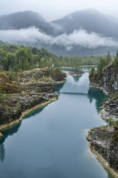 Річка Пуело Звисає Мостом Північній Чилійській Патагонії Переміщається Вузькій Ущелині — стокове фото