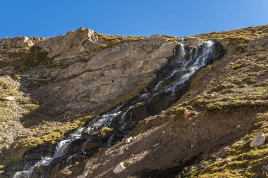 Şili 'nin sonsuz Orta And Dağları' ndaki Şelale manzarası  