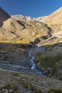 Dağlarda akan nehrin görkemli manzarası 