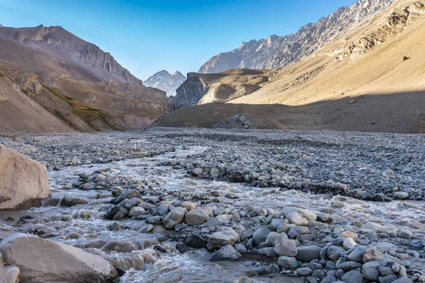 Pintoresca Vista Del Río Que Fluye Las Montañas — Foto de Stock