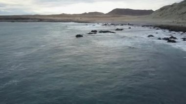 Chorrillos plajAtacama Çölü kıyı alanı havadan ham görüntü görünümü inanılmaz kum oluşumları, uçurumlar ve yeryüzünde jeolojik faylar ile jeoloji için inanılmaz bir engebeli manzara, dehşet manzara
