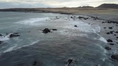 Chorrillos plajAtacama Çölü kıyı alanı havadan ham görüntü görünümü inanılmaz kum oluşumları, uçurumlar ve yeryüzünde jeolojik faylar ile jeoloji için inanılmaz bir engebeli manzara, dehşet manzara