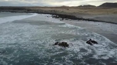 Chorrillos plajAtacama Çölü kıyı alanı havadan ham görüntü görünümü inanılmaz kum oluşumları, uçurumlar ve yeryüzünde jeolojik faylar ile jeoloji için inanılmaz bir engebeli manzara, dehşet manzara