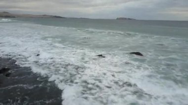 Chorrillos plajAtacama Çölü kıyı alanı havadan ham görüntü görünümü inanılmaz kum oluşumları, uçurumlar ve yeryüzünde jeolojik faylar ile jeoloji için inanılmaz bir engebeli manzara, dehşet manzara