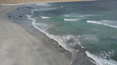 Playa Blanca plajında Atacama Çölü kıyı alanı havadan ham görüntü görünümü. Bir vahşi manzara manzara üzerinde inanılmaz kum oluşumları, uçurumlar ve beyaz kumlar ile Inanılmaz engebeli manzara