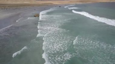 Playa Blanca plajında Atacama Çölü kıyı alanı havadan ham görüntü görünümü. Bir vahşi manzara manzara üzerinde inanılmaz kum oluşumları, uçurumlar ve beyaz kumlar ile Inanılmaz engebeli manzara