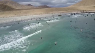 Playa Blanca plajında Atacama Çölü kıyı alanı havadan ham görüntü görünümü. Bir vahşi manzara manzara üzerinde inanılmaz kum oluşumları, uçurumlar ve beyaz kumlar ile Inanılmaz engebeli manzara