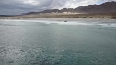 Playa Blanca plajında Atacama Çölü kıyı alanı havadan ham görüntü görünümü. Bir vahşi manzara manzara üzerinde inanılmaz kum oluşumları, uçurumlar ve beyaz kumlar ile Inanılmaz engebeli manzara