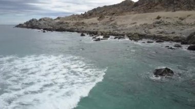 Playa Blanca plajında Atacama Çölü kıyı alanı havadan ham görüntü görünümü. Bir vahşi manzara manzara üzerinde inanılmaz kum oluşumları, uçurumlar ve beyaz kumlar ile Inanılmaz engebeli manzara