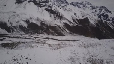 Cajon del Maipo merkezi Şili'de Andes vadilerinde bir maden kampı sahne bir havadan görünümü, dağlar kar vadileri içinde madencilik kampı üzerinde inanılmaz manzarası. Madencilik Şili'nin en büyük sanayi