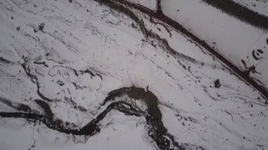 Cajon del Maipo merkezi Şili'de Andes vadilerinde bir maden kampı sahne bir havadan görünümü, dağların içinde madencilik kampı üzerinde inanılmaz manzarası. Madencilik Şili'nin en büyük sanayi
