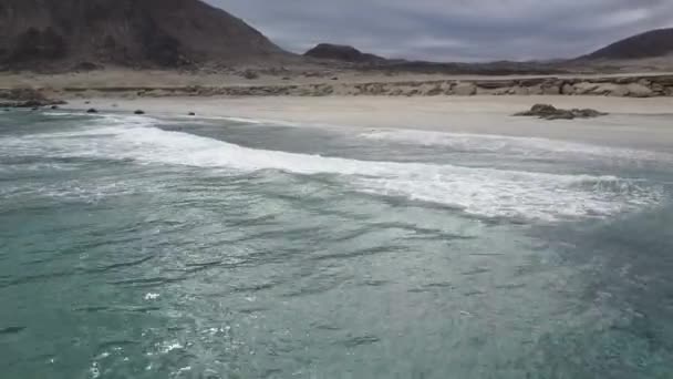 Вид Воздуха Прибрежную Зону Пустыни Атакама Пляже Playa Blanca Удивительный — стоковое видео