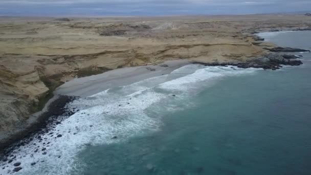 在乔里略斯海滩的阿塔卡马沙漠沿海地区的空中原始镜头视图 一个惊人的崎岖景观地质与令人难以置信的沙层 悬崖和地质断层在地球上 令人惊艳的风景 — 图库视频影像