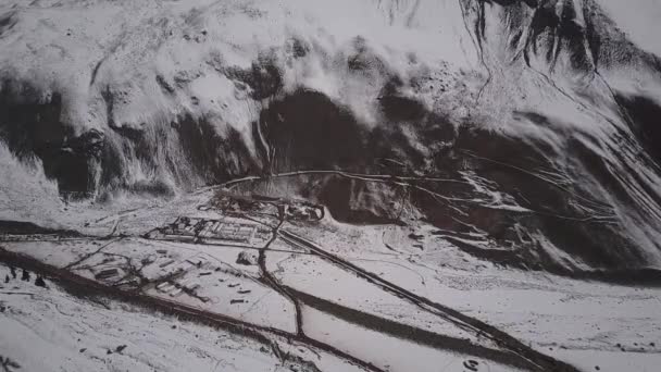 アンデス渓谷と鉱山キャンプの航空写真 — ストック動画
