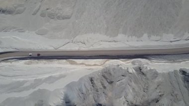 Drone'dan tüm arazi off road araba parça. Pan de Azucar Milli Parkı'ndaki Atacama Çölü kıyı bölgesinin havadan ham görüntüleri. Çöl çevre boyunca bir yol gezisinde Awe engebeli kurak manzara