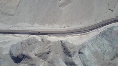 Drone'dan tüm arazi off road araba parça. Pan de Azucar Milli Parkı'ndaki Atacama Çölü kıyı bölgesinin havadan ham görüntüleri. Çöl çevre boyunca bir yol gezisinde Awe engebeli kurak manzara