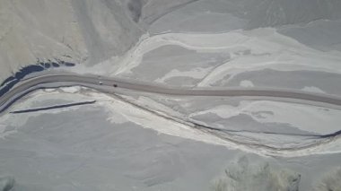 Drone'dan tüm arazi off road araba parça. Pan de Azucar Milli Parkı'ndaki Atacama Çölü kıyı bölgesinin havadan ham görüntüleri. Çöl çevre boyunca bir yol gezisinde Awe engebeli kurak manzara