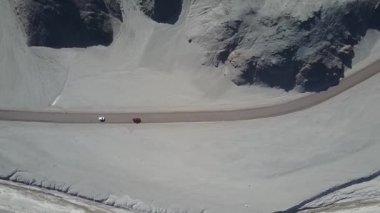 Drone'dan tüm arazi off road araba parça. Pan de Azucar Milli Parkı'ndaki Atacama Çölü kıyı bölgesinin havadan ham görüntüleri. Çöl çevre boyunca bir yol gezisinde Awe engebeli kurak manzara