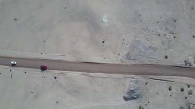Drone'dan tüm arazi off road araba parça. Pan de Azucar Milli Parkı'ndaki Atacama Çölü kıyı bölgesinin havadan ham görüntüleri. Çöl çevre boyunca bir yol gezisinde Awe engebeli kurak manzara