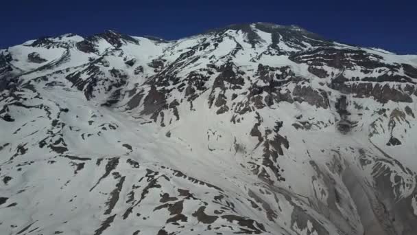 Images aériennes - Voler autour des vallées des Andes. Paysage incroyable par une journée ensoleillée d'hiver, la couverture de neige des Andes avec une couche blanche à un paysage accidenté impressionnant avec le volcan San José à distance 