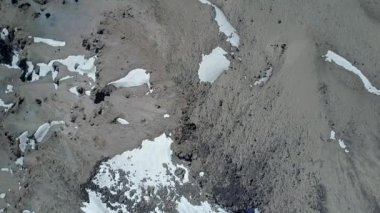 Havadan havai manzara Andes dağları kış aylarında zemin dokuları zirveleri. Bir dağ zirvesinin kayalık ve kar manzara ile kaba bir doku ortamı. İnanılmaz bir dağ vahşi manzara