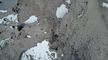 Havadan havai manzara Andes dağları kış aylarında zemin dokuları zirveleri. Bir dağ zirvesinin kayalık ve kar manzara ile kaba bir doku ortamı. İnanılmaz bir dağ vahşi manzara