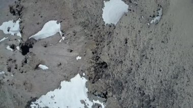 Havadan havai manzara Andes dağları kış aylarında zemin dokuları zirveleri. Bir dağ zirvesinin kayalık ve kar manzara ile kaba bir doku ortamı. İnanılmaz bir dağ vahşi manzara