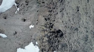 Havadan havai manzara Andes dağları kış aylarında zemin dokuları zirveleri. Bir dağ zirvesinin kayalık ve kar manzara ile kaba bir doku ortamı. İnanılmaz bir dağ vahşi manzara