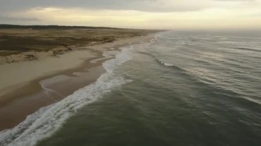 Uruguay lı plajların havadan ham görüntüleri, vahşi ve bakire beyaz kumlu plajları bu şaşırtıcı uzak yerde nerede bir awe wilderness ortamda vahşi ve yalnız bir plaj keyfini çıkarın. Cabo Polonio, Uruguay