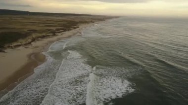 Uruguay lı plajların havadan ham görüntüleri, vahşi ve bakire beyaz kumlu plajları bu şaşırtıcı uzak yerde nerede bir awe wilderness ortamda vahşi ve yalnız bir plaj keyfini çıkarın. Cabo Polonio, Uruguay