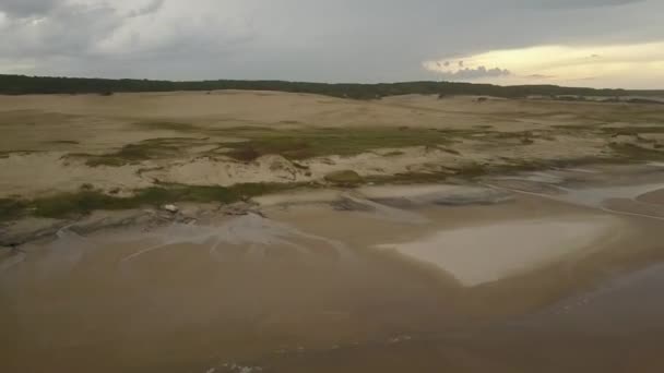 在乌拉圭海滩 野生和处女白色沙滩的空中原始镜头 在这个惊人的偏僻的地方 享受野生和孤独的海滩在一个令人惊异的荒野环境 卡波波洛尼奥 乌拉圭 — 图库视频影像