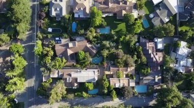 Santiago de Chile şehir sokakları, mahalleler, güzel çizgiler, kareler, yüzme havuzları ve doğu Santiago inanılmaz villa inanılmaz hava görüntüleri görüntüler. Yukarıdan güzel bir şehir planlama görünümü