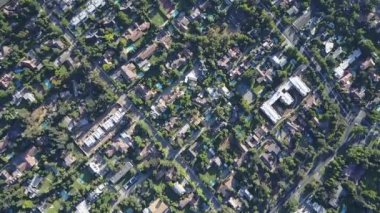 Santiago de Chile şehir sokakları, mahalleler, güzel çizgiler, kareler, yüzme havuzları ve doğu Santiago inanılmaz villa inanılmaz hava görüntüleri görüntüler. Yukarıdan güzel bir şehir planlama görünümü