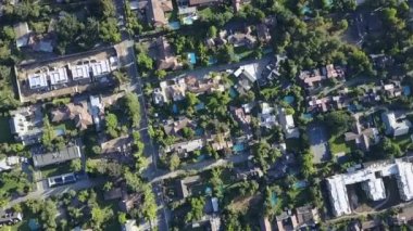 Santiago de Chile şehir sokakları, mahalleler, güzel çizgiler, kareler, yüzme havuzları ve doğu Santiago inanılmaz villa inanılmaz hava görüntüleri görüntüler. Yukarıdan güzel bir şehir planlama görünümü