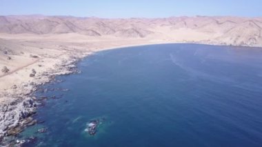 Atacama Çölü'nde Cifuncho plaj hava görüntüleri günbatımı ışın ışıkları çölün ortasında bu şaşırtıcı ve pastoral plaj aydınlatmak, pasifik okyanusu suları tarafından çöktü kurak bir huşu manzara