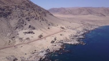 Atacama Çölü'nde Cifuncho plaj hava görüntüleri günbatımı ışın ışıkları çölün ortasında bu şaşırtıcı ve pastoral plaj aydınlatmak, pasifik okyanusu suları tarafından çöktü kurak bir huşu manzara