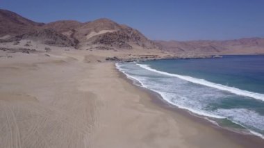Atacama Çölü'nde Cifuncho plaj hava görüntüleri günbatımı ışın ışıkları çölün ortasında bu şaşırtıcı ve pastoral plaj aydınlatmak, pasifik okyanusu suları tarafından çöktü kurak bir huşu manzara