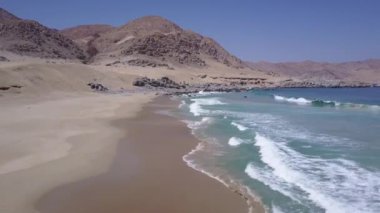 Atacama Çölü'nde Cifuncho plaj hava görüntüleri günbatımı ışın ışıkları çölün ortasında bu şaşırtıcı ve pastoral plaj aydınlatmak, pasifik okyanusu suları tarafından çöktü kurak bir huşu manzara